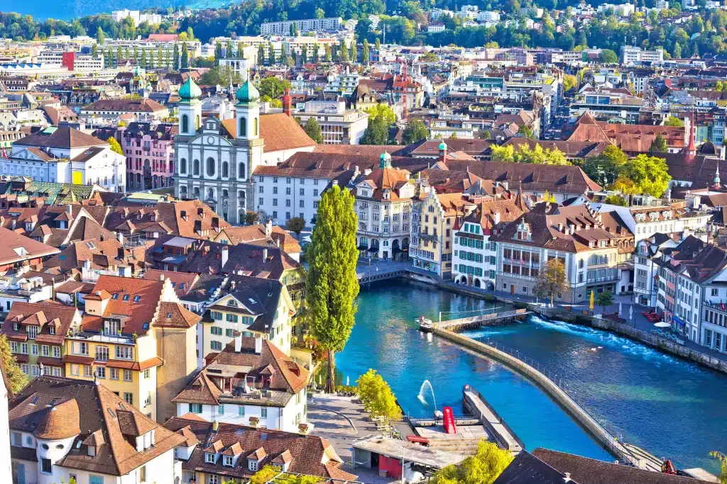 Une vue aérienne de la ville de lucerne