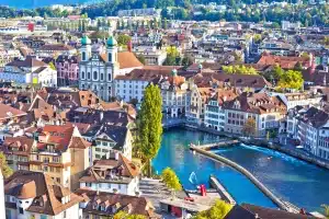 Une vue aérienne de la ville de lucerne